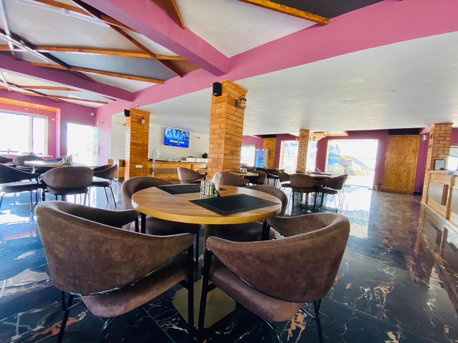 The Aesthetic Hotel & Restaurant Bhīm Tāl Kültér fotó